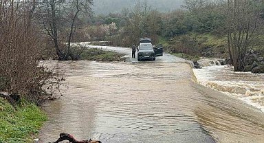 Çanakkale'de köy yolu sağanak yağış sonrası kapandı, bir araç suya kapıldı