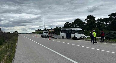 Çanakkale'de yoldan çıkan minibüs refüje çıktı; 2 kişi yaralandı