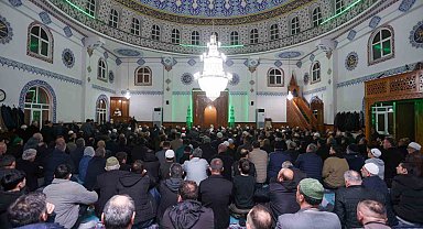 Canik'te binler Kadir Gecesi'nde ellerini semaya açtı