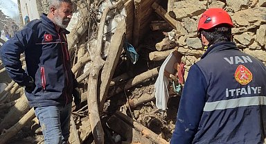 Çatak'ta ahır çöktü: 50 kuzu göçük altında kaldı