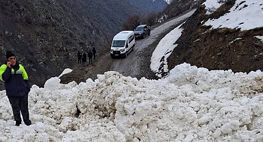 Çatak'ta çığ düştü: 1 mahalle ve 8 mezraya ulaşımı sağlanamıyor