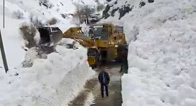 Çatbayır Mahallesi yoluna düşen çığ temizlendi