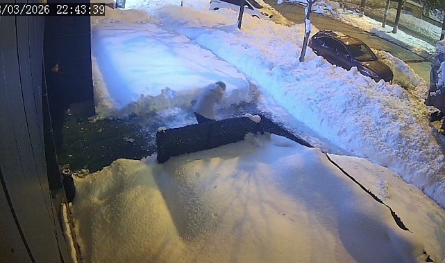 Çatıdan düşen kar kütlesi az daha can alıyordu