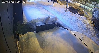 Çatıdan düşen kar kütlesi az daha can alıyordu