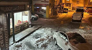 Çatıdan düşen kar kütlesi otomobili kullanılamaz hale getirdi