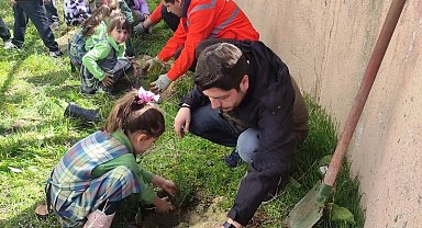 Çavdarhisar'da minikler okul bahçesine fidan dikti