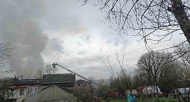 Çaycuma'da ev yangını korku ve paniğe yol açtı, patlama anı amatör kameraya yansıdı