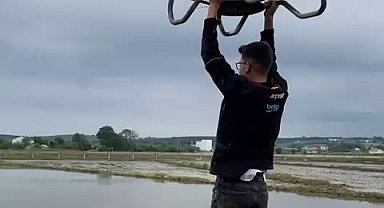 Çeltik tarlasında tehlikeli yolculuk: Drona asılıp uçtu