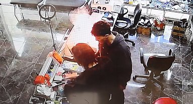 Cep telefonu bomba gibi patlayıp alev aldı: O anlar kamerada