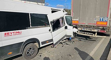 Çerkezköy'de işçi servisi tıra çarptı: 1'i ağır 4 yaralı