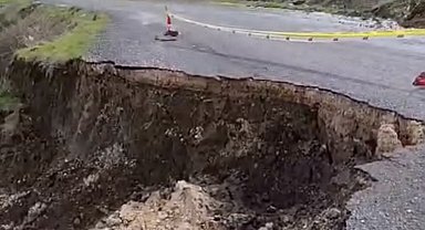 Çermik'te yolda çökme meydana geldi