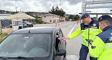 Çeşme'de jandarmadan anlamlı bayram jesti