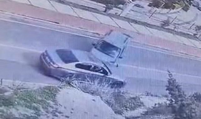 Çeşme'de kaza yapan sürücüye yumruklu saldırı kamerada