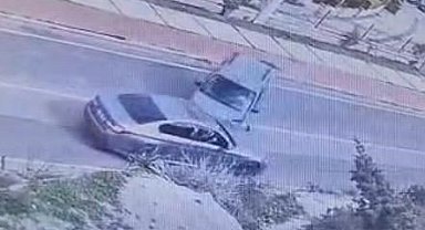 Çeşme'de kaza yapan sürücüye yumruklu saldırı kamerada