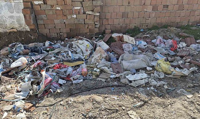 Çevre kirliliğine neden olan moloz yığınları çirkin görüntü oluşturuyor