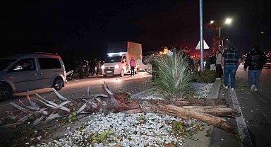 Çevre yolunda yarış yapan lüks araç hakimiyetini kaybetmesi sonucu önce refüjdeki ağaca ardından karşı şeride geçerek takla attı