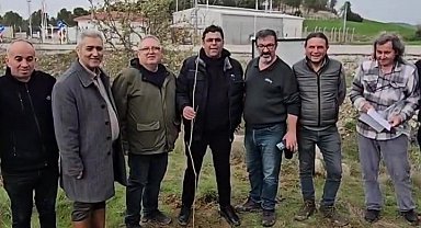 CHP'li başkandan galoşlu fidan dikimi