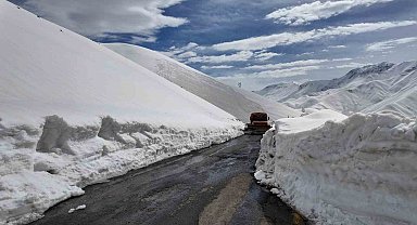 Çığ düşen yolu açma çalışmaları başlatıldı