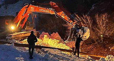 Çığ vurdu, devlet ve ilgili kurumlar çalışma başlattı, Beşağaç köyü karanlıktan kurtarıldı