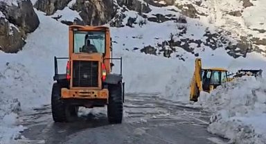 Çığın düştüğü Şırnak-Hakkari yolu ulaşıma açıldı