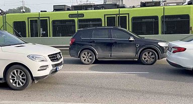 Cipi oto yolun sol şeridine kilitleyip gitti