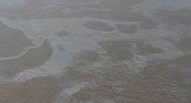 Cizre'de boru hattındaki sızıntı nedeniyle petrol Dicle Nehrine karıştı, ekipler arızayı giderdi