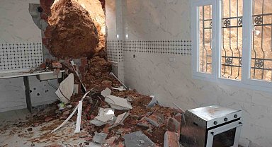 Cizre'de sağanak yağış heyelana neden oldu, dev kayalar evi yıktı