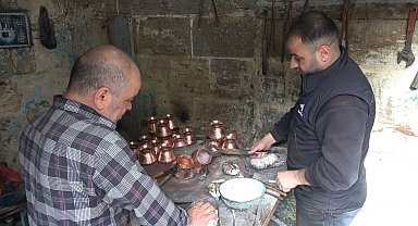 Çocuk yaşta başladığı kalaycılığı 50 yıldır sürdürüyor