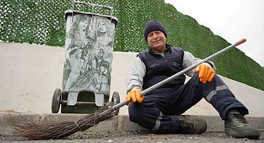 Çöpçüler Kralı'nda Kemal Sunal için mikrofon olan süpürge, onun elinde kaleme dönüştü