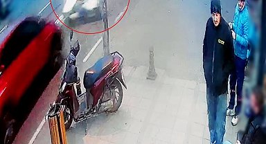 Çorlu'da otomobille çarpışan motosikletlinin yaralandığı kaza kamerada