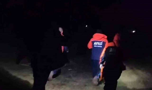 Çorum'da araçlarıyla çamura saplanan aile 8 saatlik çalışmayla kurtarıldı