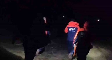 Çorum'da araçlarıyla çamura saplanan aile 8 saatlik çalışmayla kurtarıldı