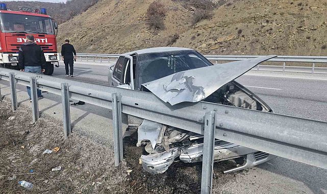 Çorum'da bariyerlere çarpan otomobilin sürücüsü yaralandı