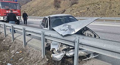 Çorum'da bariyerlere çarpan otomobilin sürücüsü yaralandı