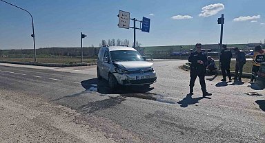 Çorum'da hafif ticari araç ile otomobil çarpıştı: 1 yaralı