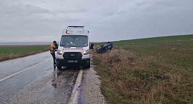 Çorum'da kayganlaşan yolda otomobil şarampole devrildi: 1 yaralı