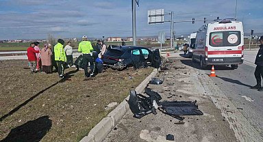 Çorum'da otomobille hafif ticari araç çarpıştı: 1'i çocuk 6 yaralı
