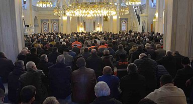 Çorum'da Ramazan ayının son cuma namazında vatandaşlar camilere akın etti