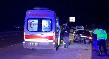 D100'de iki otomobil çarpıştı: 2 yaralı