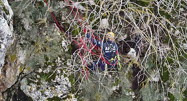 Dağda mahsur kalan keçi kurtarıldı