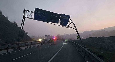 Damperi açılan tır trafik levhasına çarptı: 1 yaralı