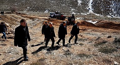 Darende'de stabilize yol çalışmaları için saha incelemesi