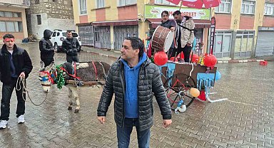 Davulcular bahşişi süslenen eşek arabasıyla topluyor