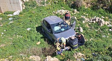Defne'de uçurumdan yuvarlanan otomobil sürücüsü yaralandı