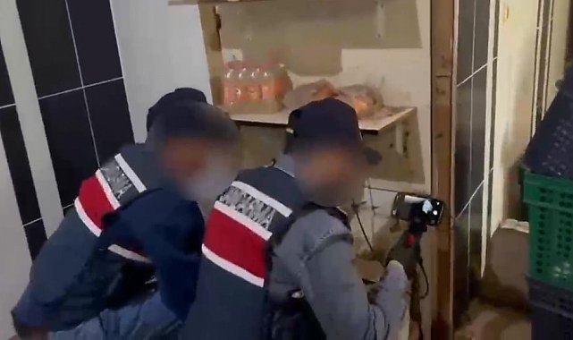 Dekoratif rafın arkasındaki gizli depoda 558 litre sahte içki ele geçirildi