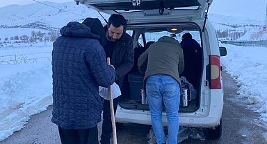 Demirözü'nde vatandaşlara ramazan ayında sıcak yemek ulaştırılıyor