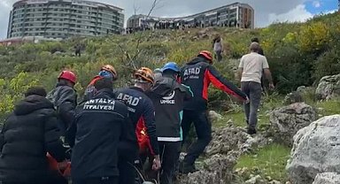 Dengesini kaybederek kayalıklardan düşen kadını ekipler kurtardı