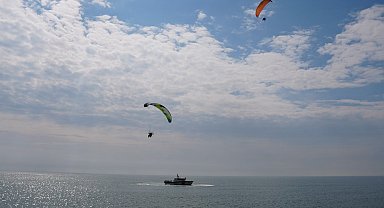 Denizden sahil güvenlik, havadan paramotorlar destek verdi, öğrenciler suyun önemine dikkat çekti