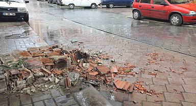 Denizli'de çatılar uçtu, ağaçlar araçların üzerine devrildi, insanlar yürüyemedi