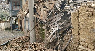 Denizli'de metruk ev çöktü